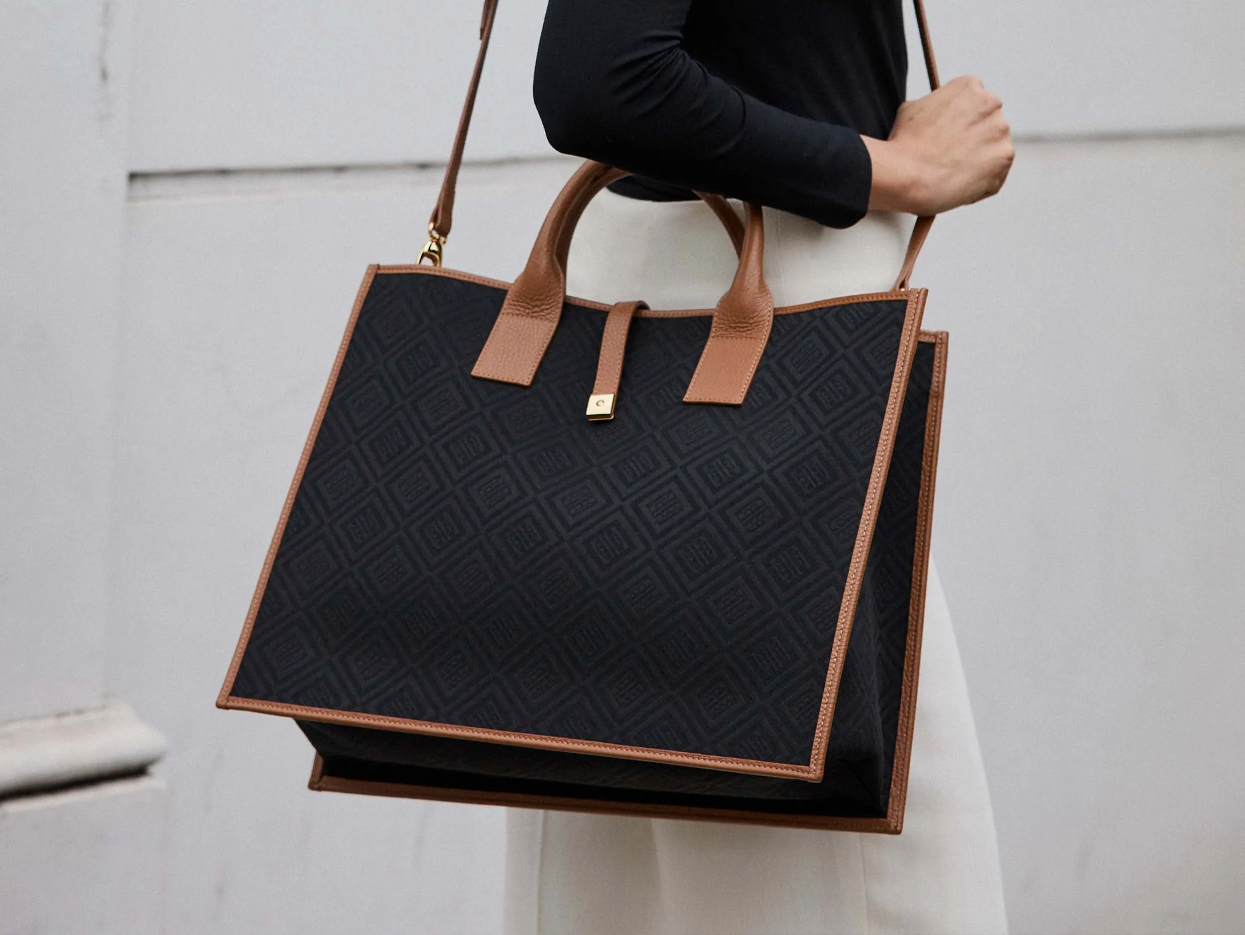 Aurora Large Logo Jacquard Print Tote Bag - Black/Tan
