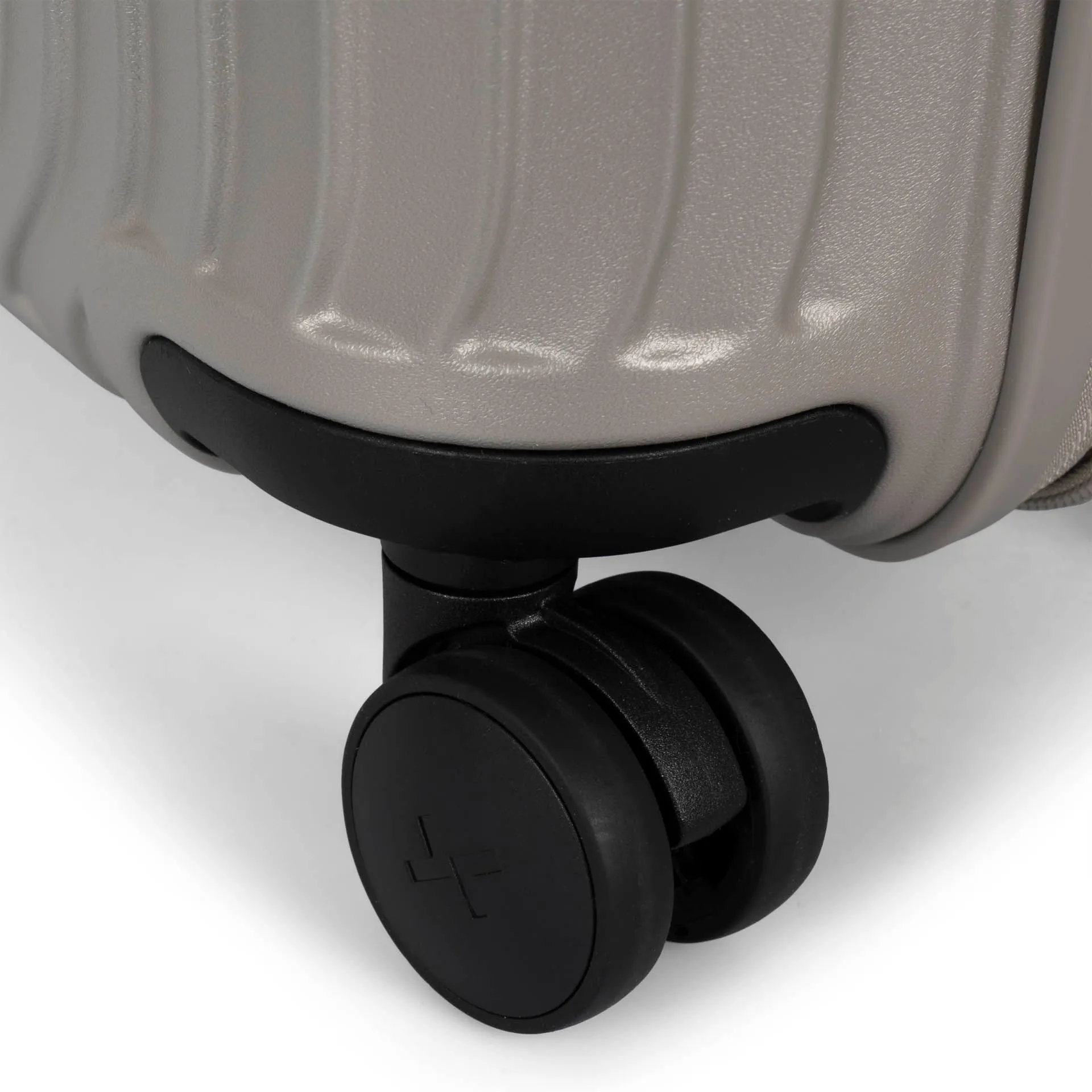 Dune Hardside 21.5in Carry-On Luggage
