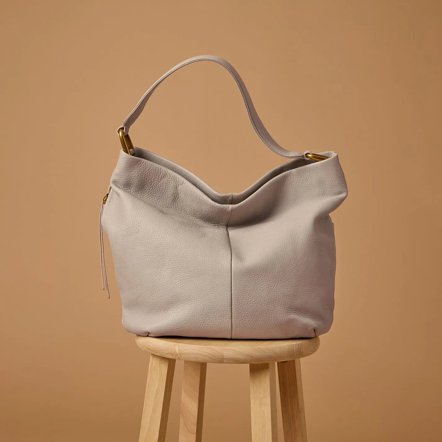 Harley Hobo In Pebbled Leather - Taupe